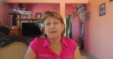 A fiel oyente le encanta escuchar Radio Santa Cruz