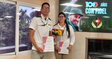 Customs officers who prevented the entry of drugs and explosives are recognized