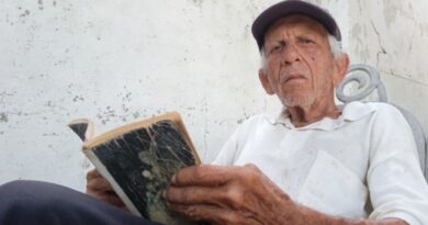 Pescador santacruceño encuentra en la lectura infinita fuente de sabiduría