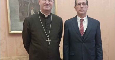 Embajador cubano intercambia con alto representante de la Santa Sede
