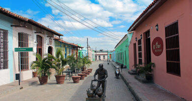 Plaza del Carmen: Las «chismosas» de mármol y el alma de Camagüey